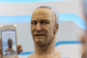 Bất ngờ với robot giống y hệt người thật