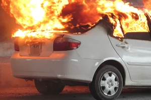 Đang lái xe hút thuốc làm cháy xe hơi