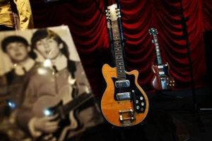 Ghi ta điện của The Beatles bán gần nửa triệu USD