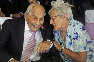 Cặp vợ chồng mới cưới già nhất thế giới: 103 tuổi và 91 tuổi