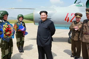 Kim Jong-un khen các nữ phi công là 'hoa trên bầu trời'