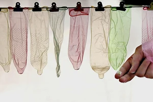 Bao cao su có thể thay đổi màu sắc: Tác dụng không ngờ