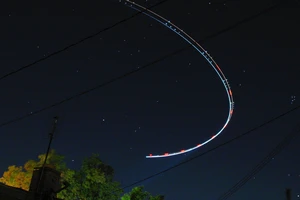 NASA để lộ video 3 vật thể bay nghi là UFO 