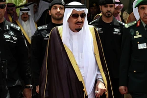 Vua Ả Rập Saudi đi nghỉ mát dẫn theo 1000 người tùy tùng
