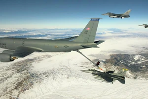 Máy bay tiếp dầu của Mỹ lại phải hoãn bay thử nghiệm 