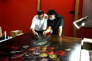 Trượt chân, cậu bé làm hỏng tranh quý 1,5 triệu đô