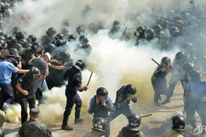 Ukraine: Đụng độ kinh hoàng trước tòa nhà quốc hội 