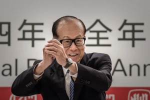 Tỷ phú Lý Gia Thành bị công kích vì 'tháo chạy' khỏi Trung Quốc