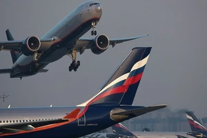 Ukraine cấm cửa máy bay Nga