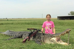 Bé gái 10 tuổi giết chết cá sấu 365 kg chỉ với một phát tên