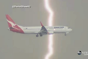 Úc: Máy bay suýt chút nữa bị sét đánh