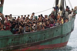 Chuyến phà Indonesia chở hơn 100 người bất ngờ gặp nạn