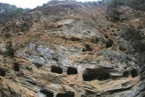 Bí ẩn 131 quan tài cổ cheo leo trên vách đá cao 100 m