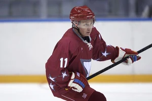 Tổng thống Putin mặc áo số 11 chơi khúc côn cầu