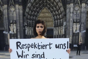 Khỏa thân phản đối vụ tấn công tình dục chấn động nước Đức