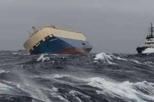 'Tàu ma' chở đầy dầu sắp lao thẳng vào bờ biển Pháp