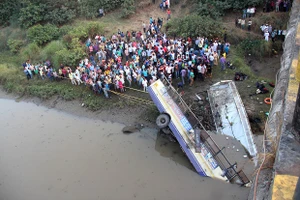 Kinh hoàng: Xe buýt lao xuống sông, 37 người chết