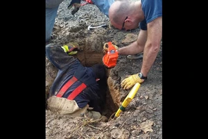 Chú chó mất tích được giải cứu khi đang bị chôn sống