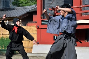 Đóng phim giả, bị kiếm Nhật đâm... chết thật