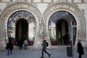 Làm sụp đổ tượng vua 128 năm vì... chụp ảnh selfie