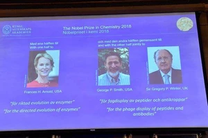 3 nhà khoa học cùng nhận giải Nobel Hóa học 2018