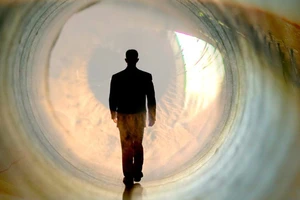 Chồng 'chết' cả năm đột ngột quay về