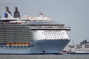 Gần 500 người trên tàu du lịch hạng sang gặp dịch bệnh