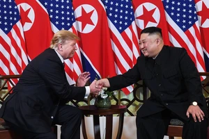 Mỹ-Triều ngày 1: Trump-Kim bắt tay 'lịch sử' giữa lòng Hà Nội