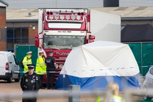 Từ vụ 39 người chết trong container đến 'bong bóng nhập cư'