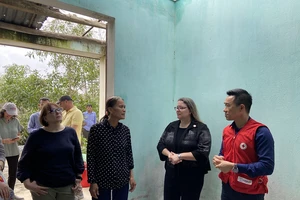 Tổng Lãnh sự Mỹ tại Thành phố Hồ Chí Minh Marie C. Damour (thứ hai từ phải) đến thăm người dân ở Quảng Nam. Ảnh: USAID/Vietnam