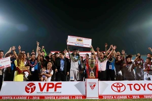 Hà Nội T&T vô địch V-League, nhận thưởng 13 tỉ đồng