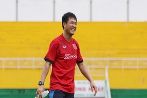 HLV Hữu Thắng vui vẻ, ông Riedl nổi cáu