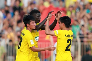 Thanh Hóa vững ngôi đầu, TP.HCM thua đau