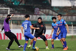 Tuấn Anh trở lại, HA Gia Lai áp đảo đội tuyển