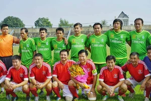 CLB Cựu sinh viên TP.HCM đá bóng 'Tiếp sức đến trường'