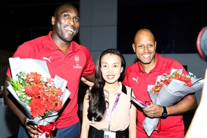 Danh thủ Sol Campbell ngợp trong vòng vây của fan VN