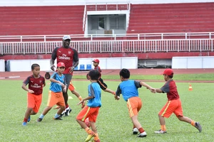 Sol Campbell muốn dạy bóng đá tại Việt Nam 