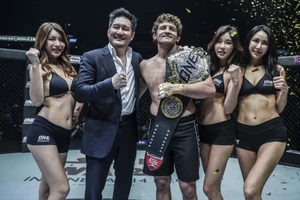 Ben Askren hạ gục Shinya Aoki chỉ mất 57 giây