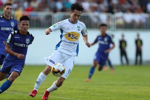 Văn Toàn nổ súng, Công Phượng nhạt nhòa