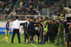 Quân bầu Hiển bị phạt nặng, chỉ phạt sân của bầu Đức