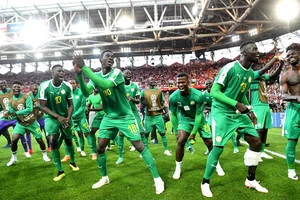 Sư tử Senegal lại đánh gãy cánh đại bàng trắng Ba Lan