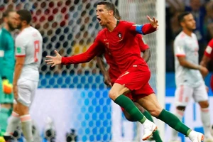 HLV Queiroz tuyển Iran sợ hãi ma thuật của Ronaldo