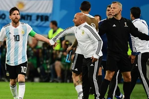 HLV Deschamps và Sampaoli đều sợ 'ông trời con' Messi