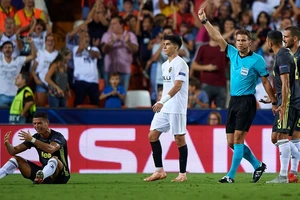 Thẻ đỏ của Ronaldo: Trọng tài bị 'ảo giác'