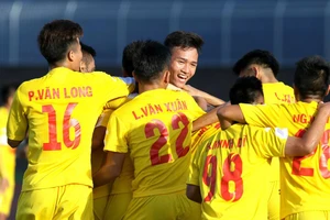 Thái Quý bị đuổi, Hà Nội vẫn vào chung kết