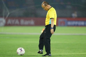 Ông giáo Park Hang-seo dễ thương trước trận quyết đấu Myanmar