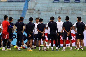 Campuchia bí mật tập luyện trên sân Hàng Đẫy