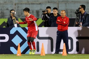 Ông Park 'diễn hài' giúp học trò xả stress trên sân tập