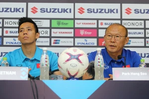 VFF thoát án đốt pháo sáng, vẫn bị AFF phạt 10.000 USD