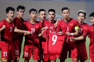 Cảm động hình ảnh Fair Play với bàn thắng tặng Văn Toàn
